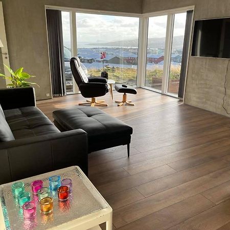 Modern Apartment With City & Oceanside View ทอร์สเฮาน์ ภายนอก รูปภาพ
