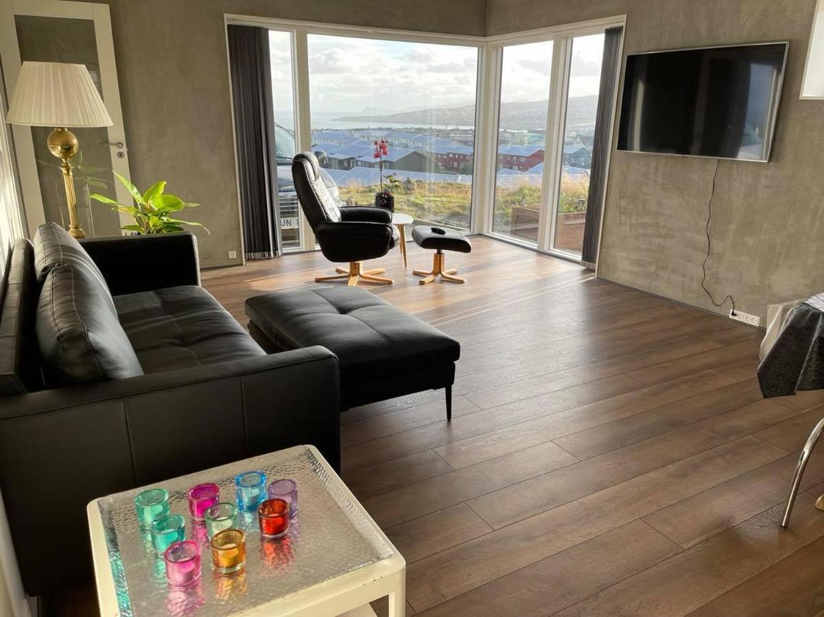 Modern Apartment With City & Oceanside View ทอร์สเฮาน์ ภายนอก รูปภาพ