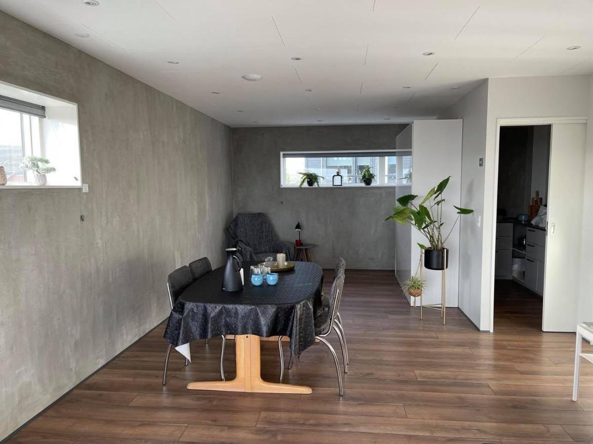 Modern Apartment With City & Oceanside View ทอร์สเฮาน์ ภายนอก รูปภาพ